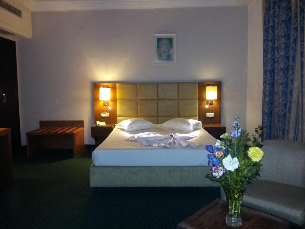 Hotel Ibn Khaldoun Tunisi Esterno foto