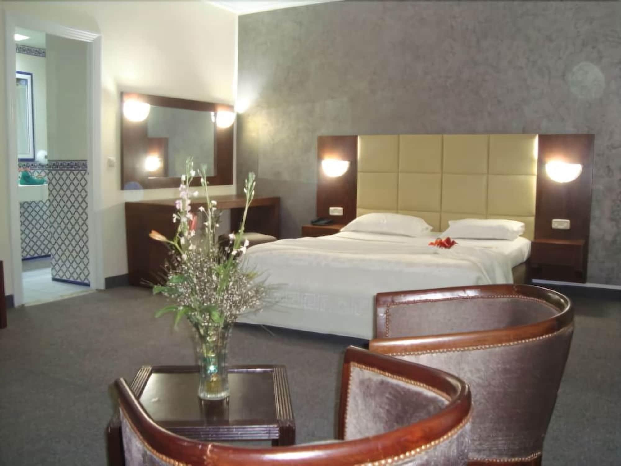 Hotel Ibn Khaldoun Tunisi Esterno foto
