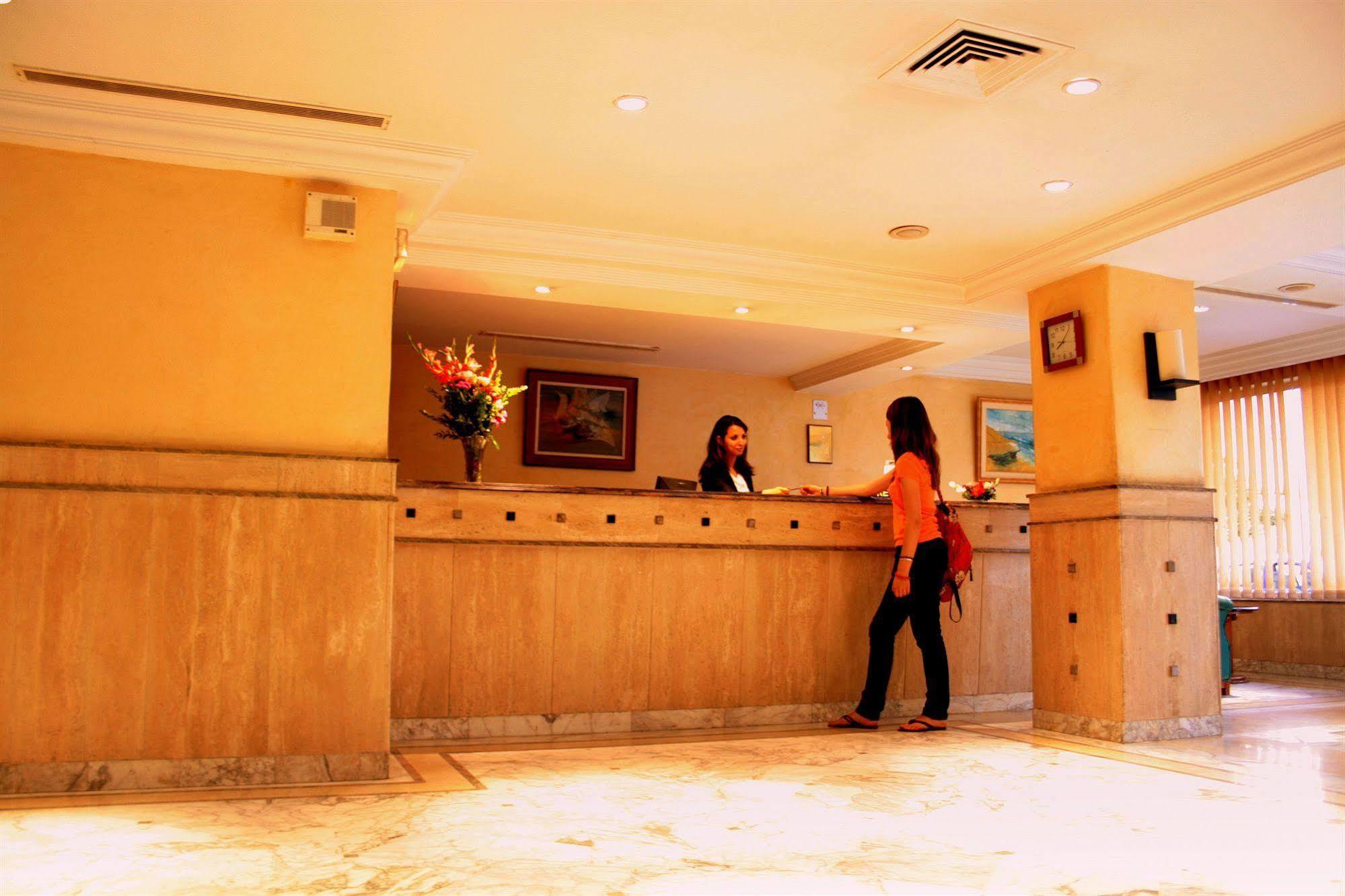 Hotel Ibn Khaldoun Tunisi Esterno foto