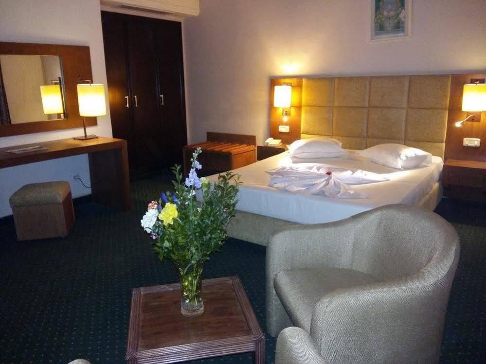 Hotel Ibn Khaldoun Tunisi Esterno foto